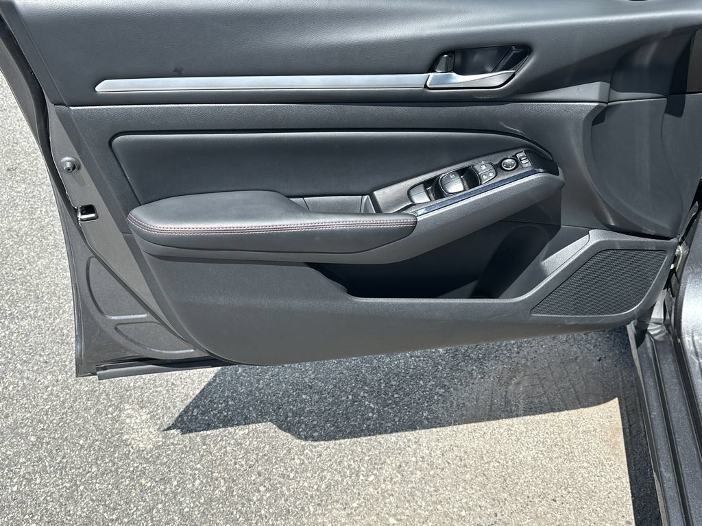 Used 2025 Nissan Altima 2.5 SR FWD image 10
