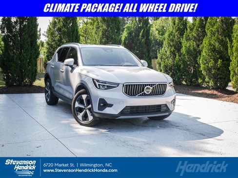 Used 2025 Volvo XC40 B5 Plus AWD/4WD image 1