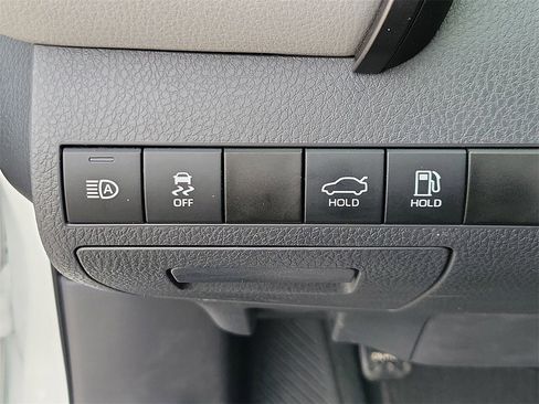 Used 2020 Toyota Camry LE image 29