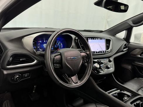 Used 2021 Chrysler Pacifica Limited w/ Uconnect Theater Family Group FWD image 8