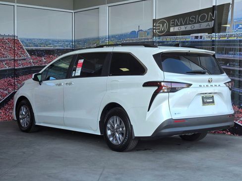 Certified 2026 Toyota Sienna XLE FWD image 6