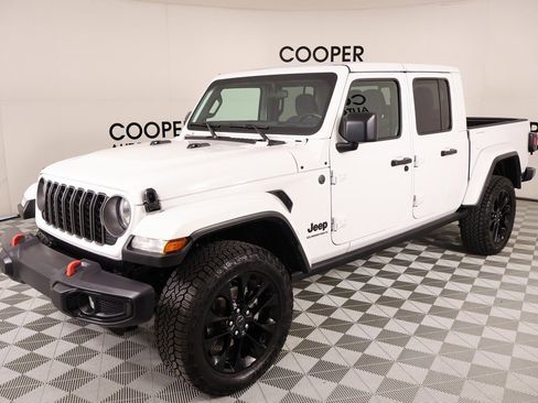 Used 2024 Jeep Gladiator Sport image 9