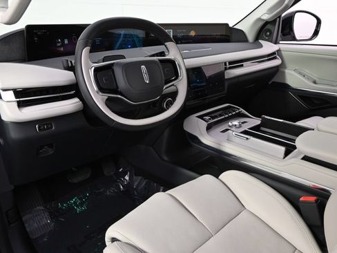 New 2026 Lincoln Navigator Reserve w/ Jet Appearance Package AWD/4WD image 11