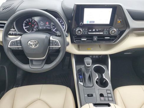 Used 2023 Toyota Highlander XLE image 18