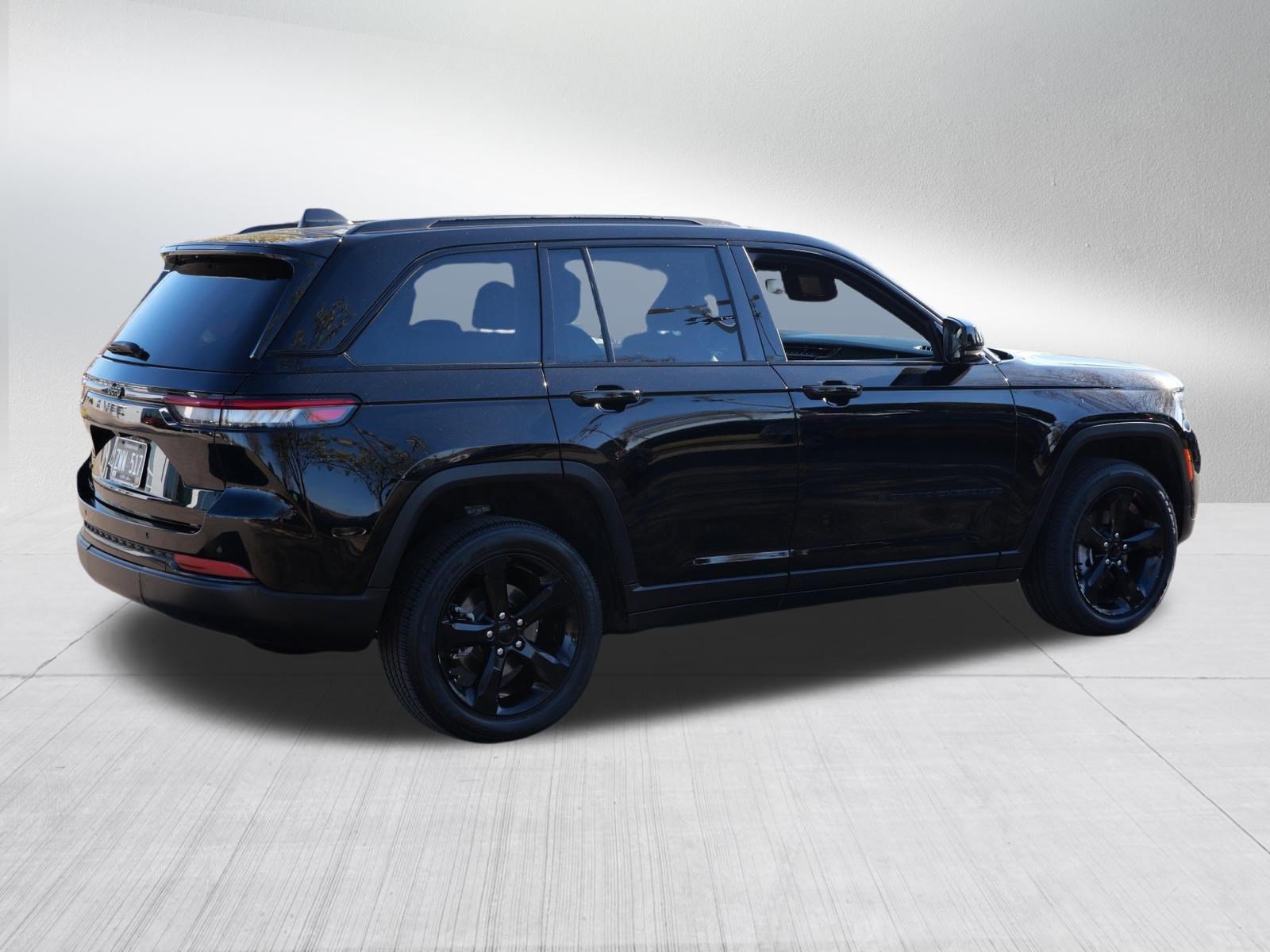 Used 2023 Jeep Grand Cherokee Altitude AWD/4WD image 7
