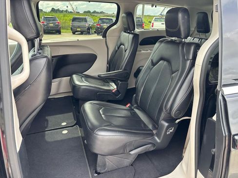 Used 2022 Chrysler Pacifica Touring-L FWD image 20