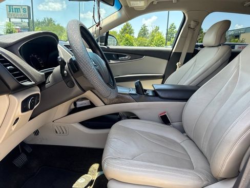 Used 2016 Lincoln MKX Reserve w/ Technology Package FWD image 17