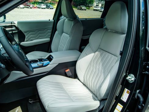 New 2025 Mitsubishi Outlander AWD image 13