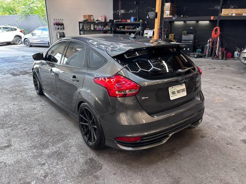 Used 2017 Ford Focus ST FWD image 4