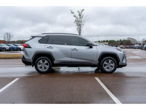 Used 2022 Toyota RAV4 LE image 4