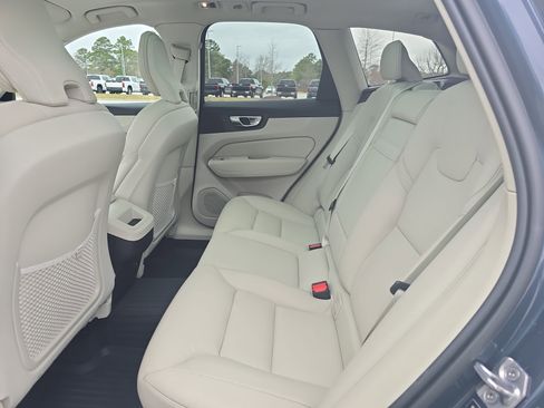 Used 2021 Volvo XC60 T5 Momentum w/ Premium Package image 14