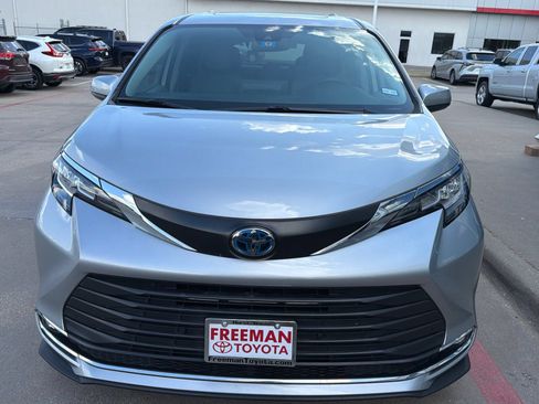 Used 2022 Toyota Sienna XLE FWD image 3