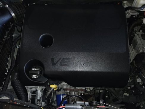 Used 2021 Chevrolet Traverse LT image 30