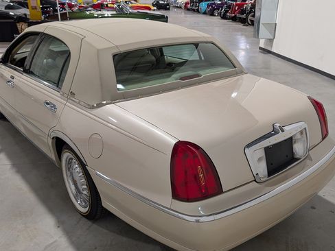 Used 2001 Lincoln Town Car Cartier RWD image 8