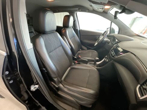 Used 2019 Chevrolet Trax LT w/ LT Convenience Package image 24