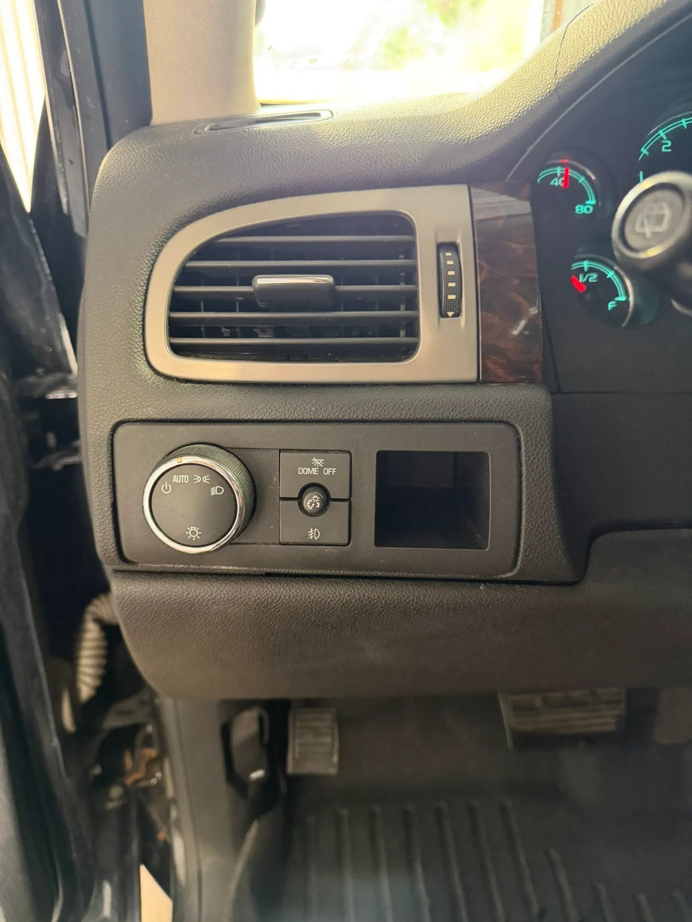 Used 2011 GMC Yukon Denali RWD image 33