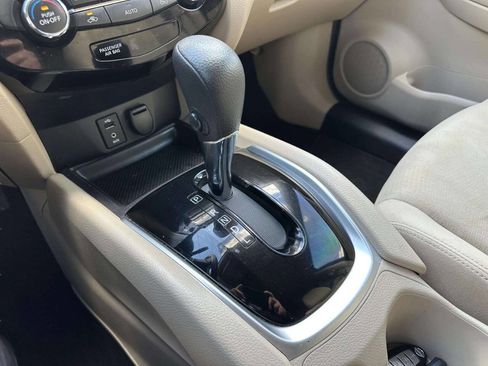 Used 2016 Nissan Rogue SV w/ SV Premium Package FWD image 32