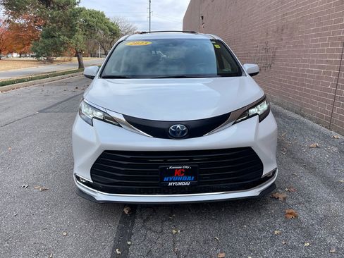 Used 2023 Toyota Sienna XLE w/ XLE Plus Package image 8