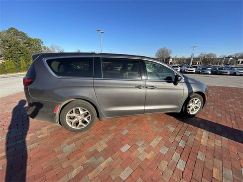 Used 2018 Chrysler Pacifica Touring Plus image 19