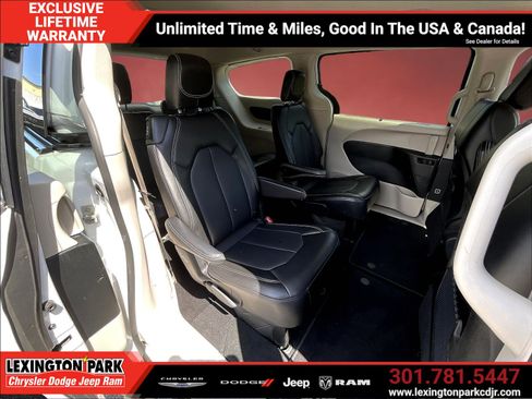 Used 2024 Chrysler Pacifica Touring-L FWD image 23