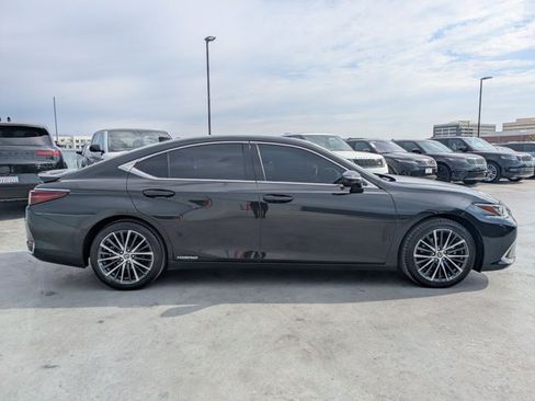 Used 2022 Lexus ES 300h w/ Premium Package FWD image 4