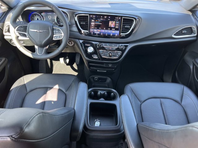 Certified 2026 Chrysler Pacifica Select FWD image 16