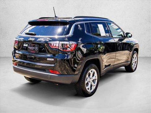 Used 2024 Jeep Compass Latitude AWD/4WD image 5