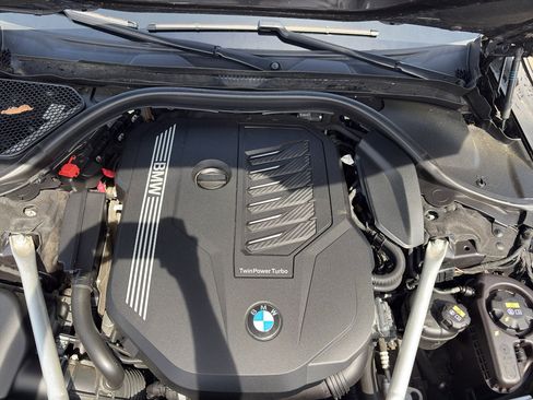 Used 2022 BMW 740i xDrive w/ Premium Package image 7