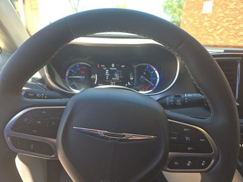 Used 2024 Chrysler Pacifica Select image 12