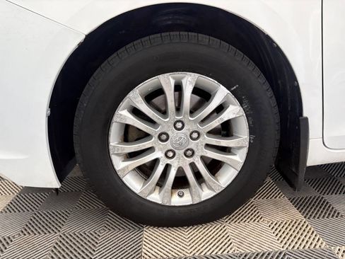 Used 2011 Toyota Sienna XLE image 29