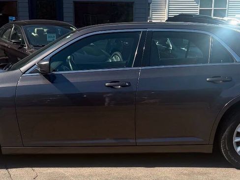 Used 2014 Chrysler 300 RWD image 14