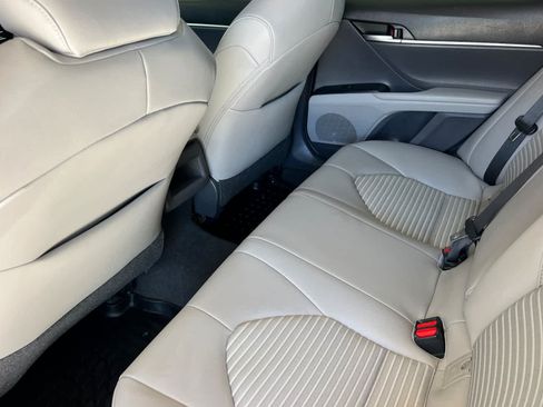 Certified 2019 Toyota Camry SE w/ Convenience Package FWD image 4