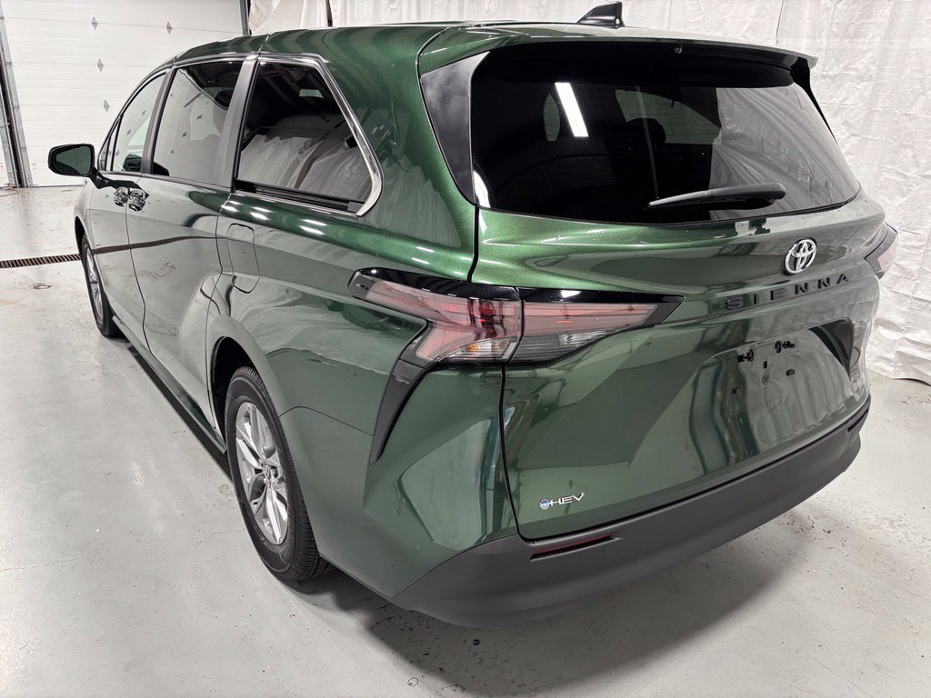 Used 2026 Toyota Sienna LE FWD image 5