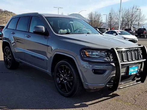Used 2021 Jeep Grand Cherokee Laredo X image 2
