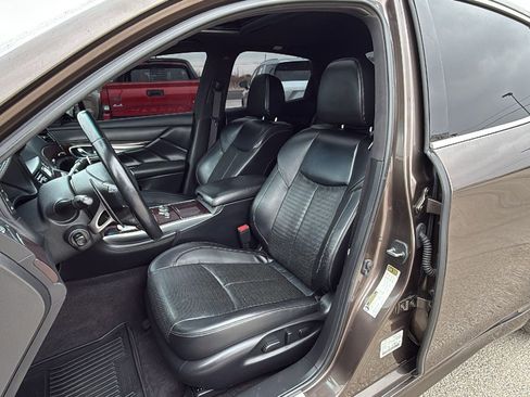 Used 2019 INFINITI Q70 Luxe w/ Sport Package image 13