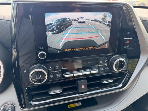 Used 2023 Toyota Highlander XLE AWD/4WD image 21