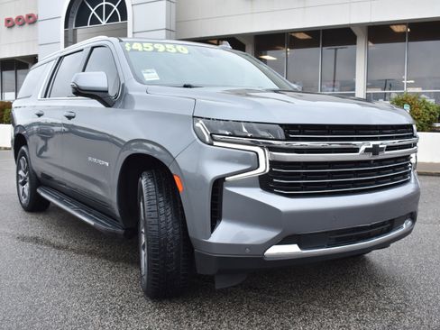 Used 2022 Chevrolet Suburban LT w/ Luxury Package image 3