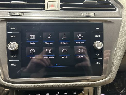 Used 2022 Volkswagen Tiguan SE R-Line image 15