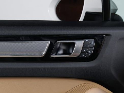 Certified 2023 Porsche Cayenne Platinum Edition image 29