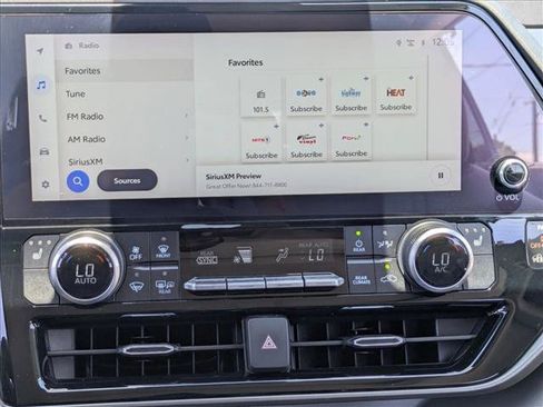 Used 2024 Toyota Highlander XLE FWD image 14