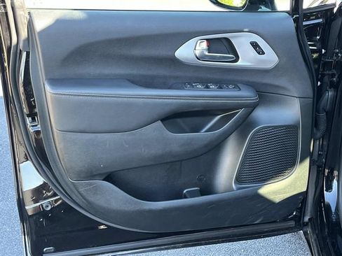 Used 2025 Chrysler Pacifica Limited FWD image 24