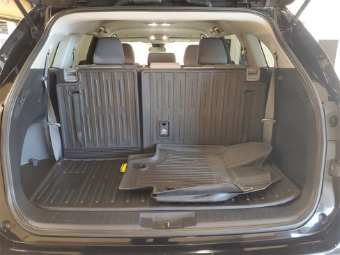Used 2023 Toyota Highlander L image 8
