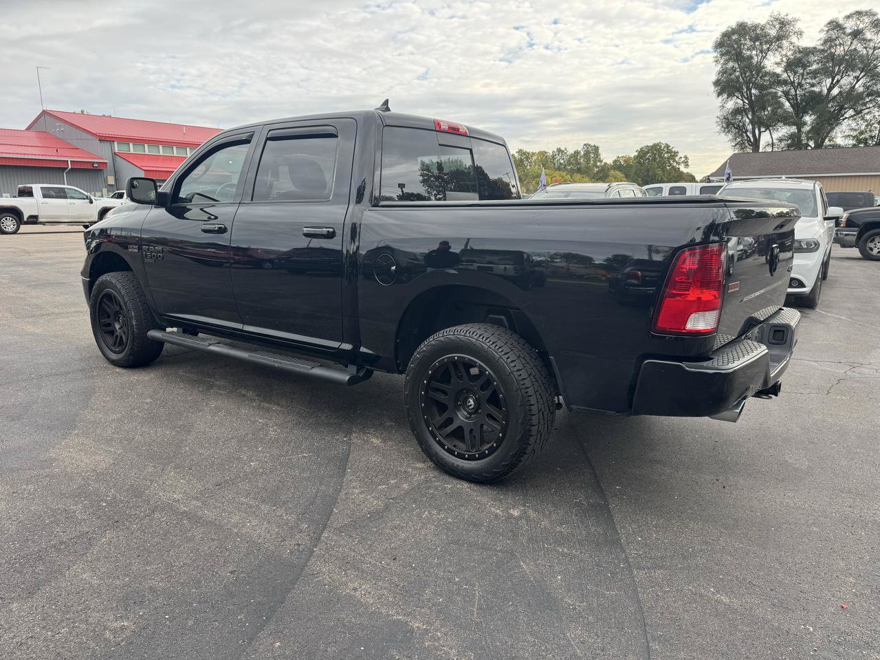 Used 2019 RAM 1500 Classic SLT w/ Black Appearance Group AWD/4WD image 4