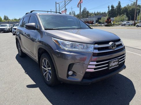 Used 2019 Toyota Highlander XLE AWD/4WD image 16