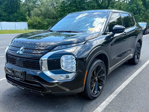 Used 2023 Mitsubishi Outlander SE Black Edition AWD/4WD image 2