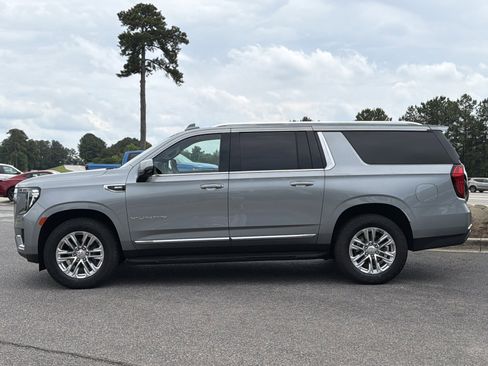 Used 2024 GMC Yukon XL SLT w/ SLT Premium Package AWD/4WD image 11