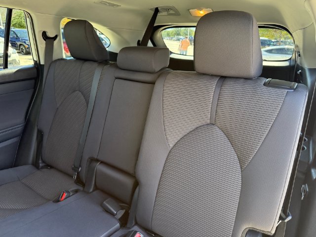 Used 2024 Toyota Highlander LE FWD image 27