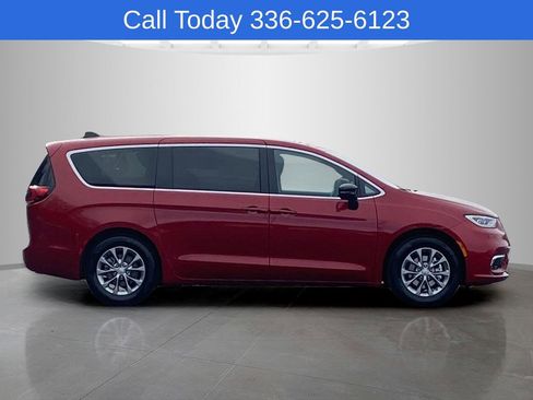 New 2026 Chrysler Pacifica Limited FWD image 6