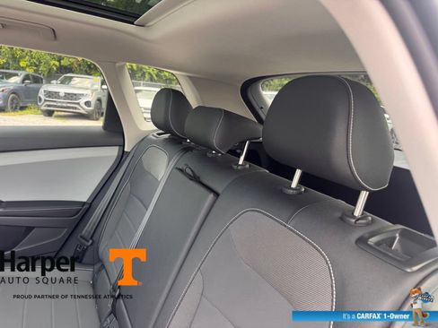 Used 2024 Volkswagen Taos SE w/ Panoramic Sunroof Package AWD/4WD image 9