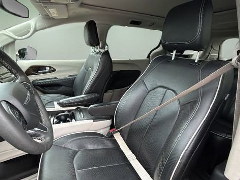 Used 2023 Chrysler Pacifica Limited image 16